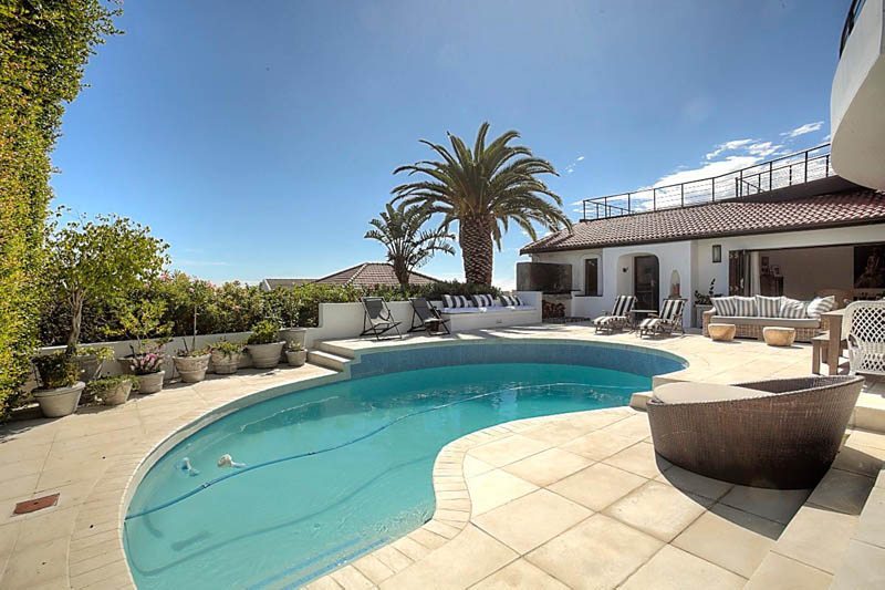 Photo 16 of Borbeaux Villa accommodation in Fresnaye, Cape Town with 4 bedrooms and 4 bathrooms