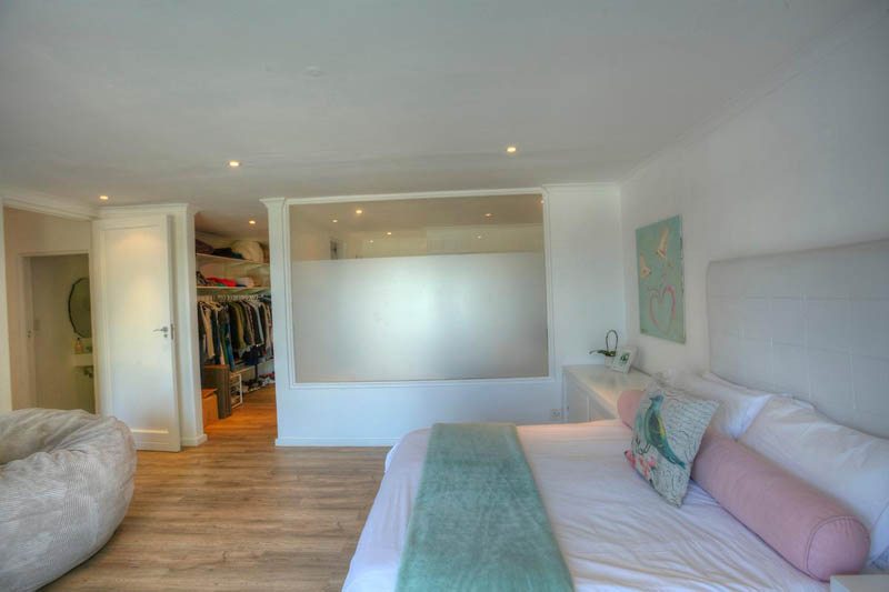 Photo 3 of Borbeaux Villa accommodation in Fresnaye, Cape Town with 4 bedrooms and 4 bathrooms