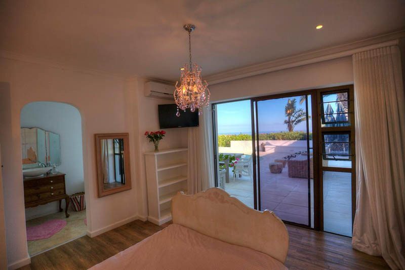 Photo 6 of Borbeaux Villa accommodation in Fresnaye, Cape Town with 4 bedrooms and 4 bathrooms
