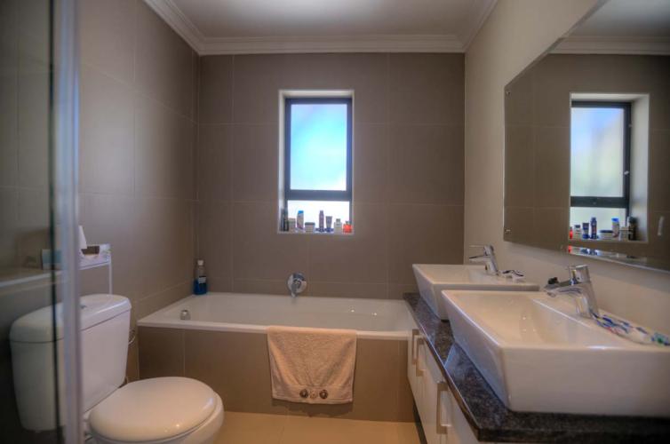 Photo 11 of Burnside 302 accommodation in Tamboerskloof, Cape Town with 2 bedrooms and 2 bathrooms