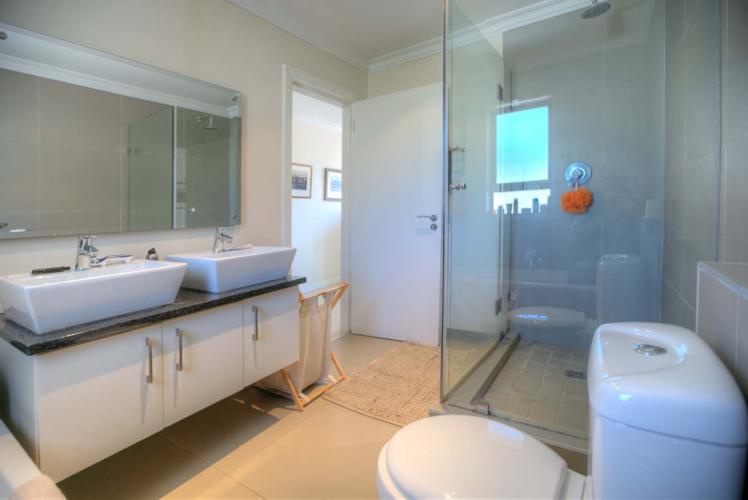 Photo 3 of Burnside 302 accommodation in Tamboerskloof, Cape Town with 2 bedrooms and 2 bathrooms