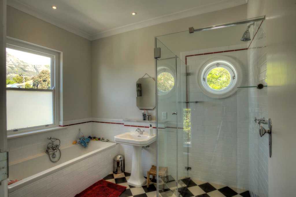 Photo 15 of Buxton Villa accommodation in Gardens, Cape Town with 4 bedrooms and 3 bathrooms