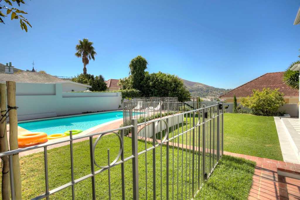 Photo 21 of Buxton Villa accommodation in Gardens, Cape Town with 4 bedrooms and 3 bathrooms