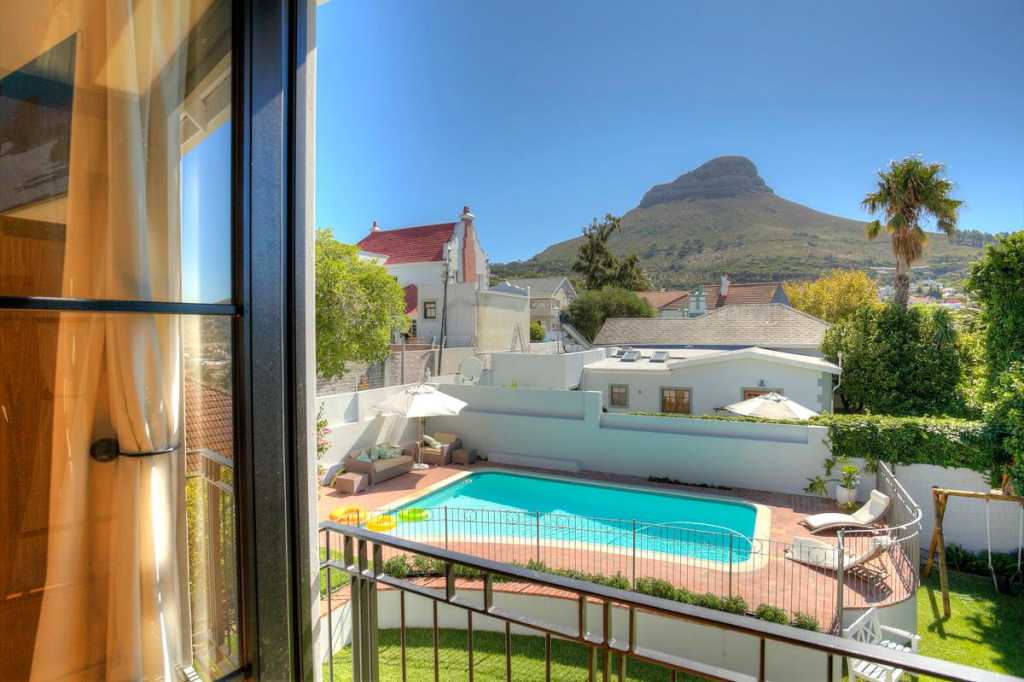 Photo 10 of Buxton Villa accommodation in Gardens, Cape Town with 4 bedrooms and 3 bathrooms