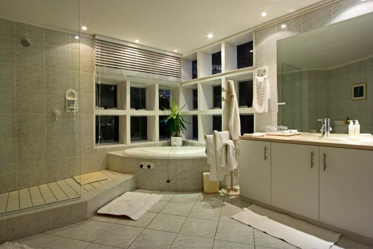 Photo 9 of Camps Bay Blue accommodation in Camps Bay, Cape Town with 4 bedrooms and 3 bathrooms
