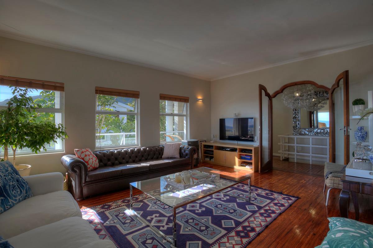 Photo 11 of Camps Bay Glen Villa accommodation in Camps Bay, Cape Town with 6 bedrooms and 4 bathrooms