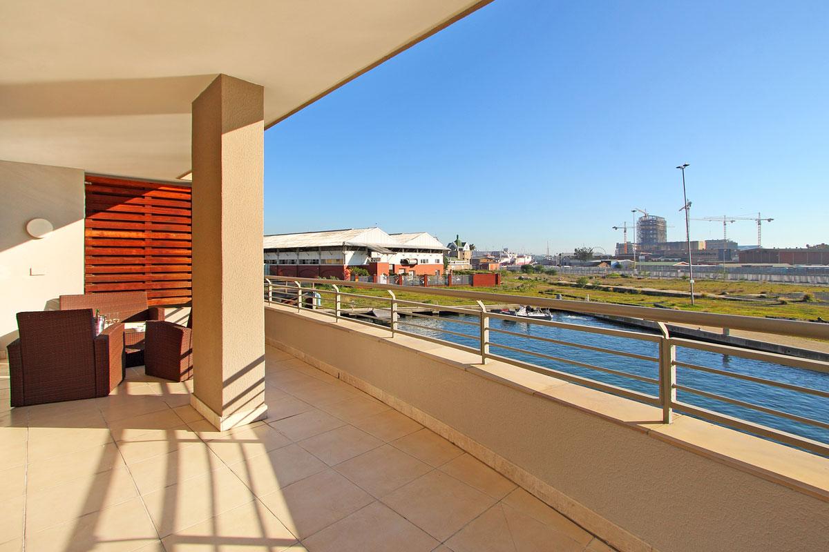 Photo 12 of Canal Quays Porto Vista accommodation in V&A Waterfront, Cape Town with 2 bedrooms and 2 bathrooms