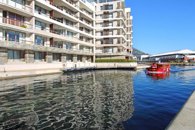 Photo 4 of Canal Quays Porto Vista accommodation in V&A Waterfront, Cape Town with 2 bedrooms and 2 bathrooms