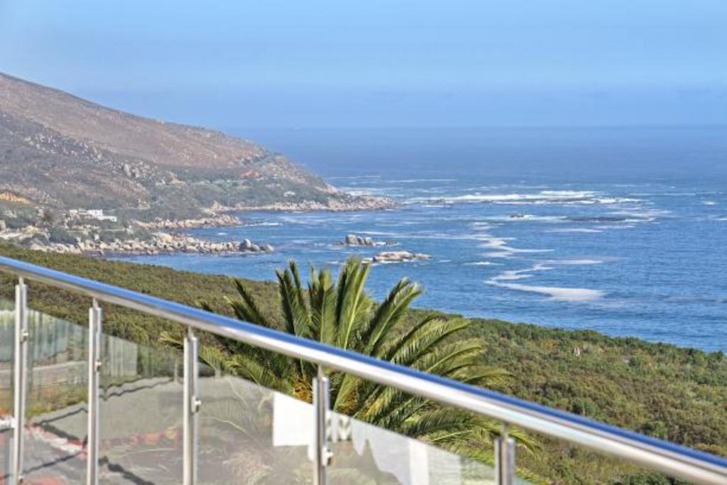 Photo 4 of Casa Giannasi accommodation in Camps Bay, Cape Town with 4 bedrooms and 4 bathrooms