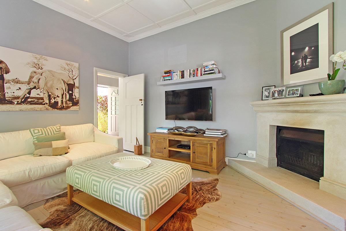 Photo 6 of Claremont Eden Villa accommodation in Claremont, Cape Town with 2 bedrooms and 2 bathrooms