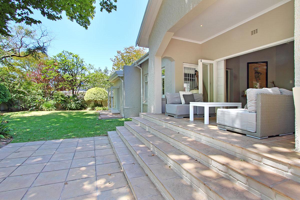Photo 1 of Claremont Eden Villa accommodation in Claremont, Cape Town with 2 bedrooms and 2 bathrooms
