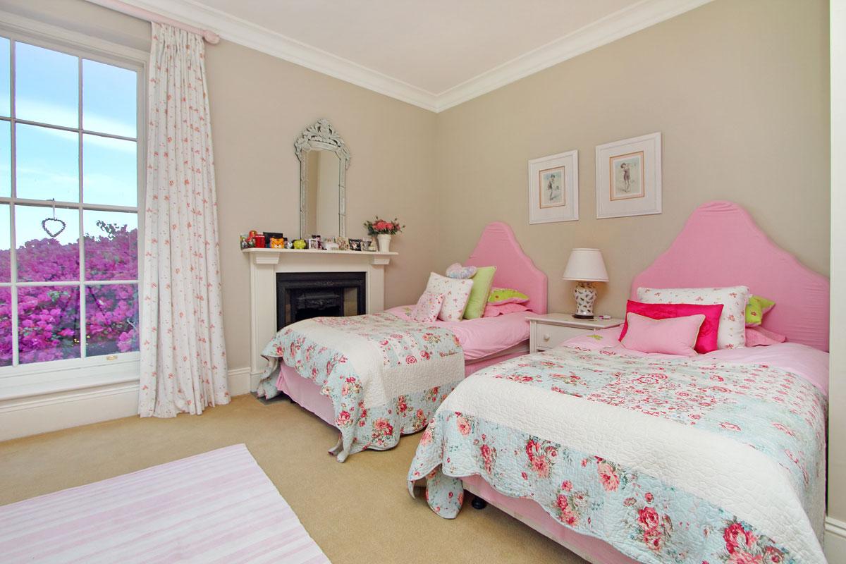 Photo 2 of Constantia Avenue accommodation in Constantia, Cape Town with 4 bedrooms and 2 bathrooms