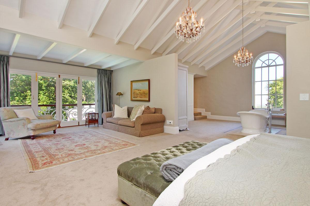 Photo 11 of Constantia Avenue accommodation in Constantia, Cape Town with 4 bedrooms and 2 bathrooms
