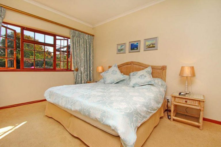Photo 5 of Constantia Danbury Cross accommodation in Constantia, Cape Town with 4 bedrooms and 3 bathrooms