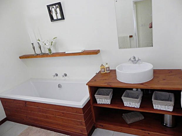 Photo 3 of Constantia Hills accommodation in Constantia, Cape Town with 4 bedrooms and 2 bathrooms