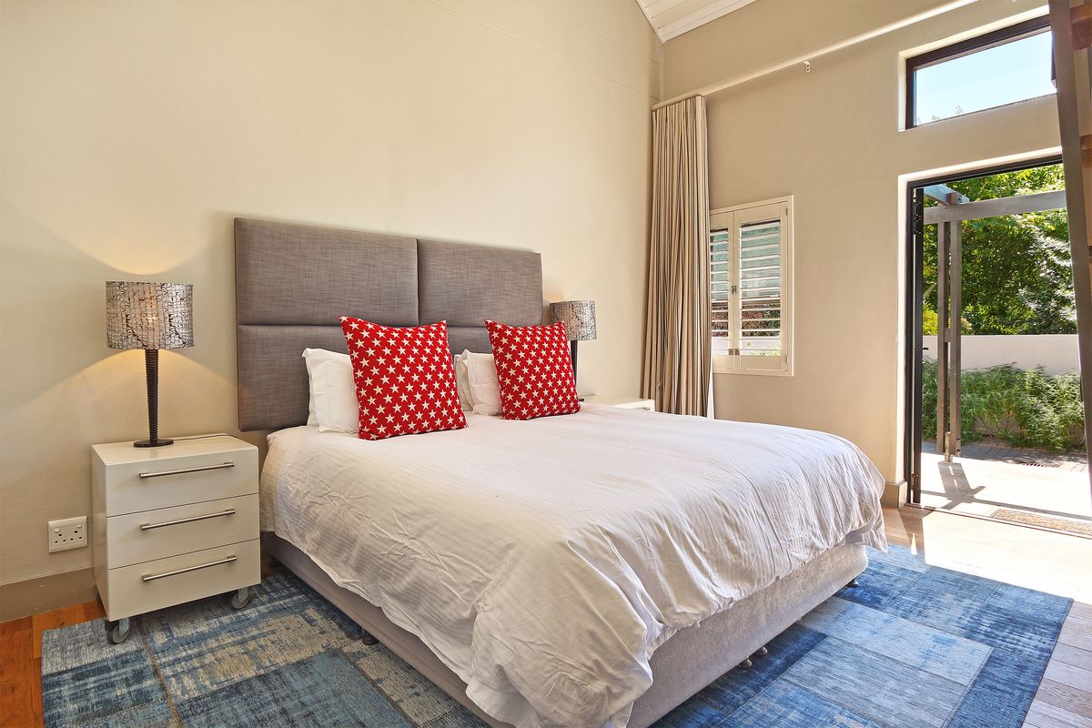 Photo 6 of Constantia Modern Villa accommodation in Constantia, Cape Town with 5 bedrooms and 6 bathrooms