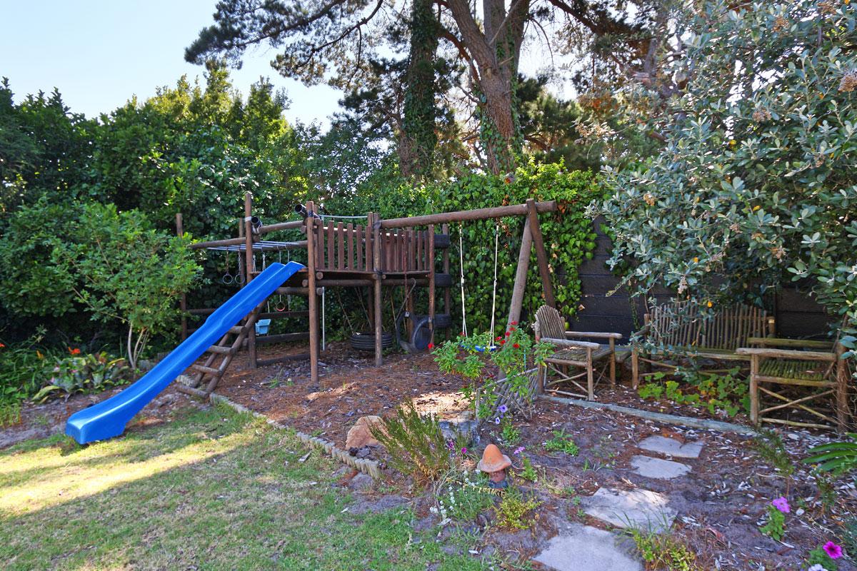Photo 8 of Constantia Sunkissed Villa accommodation in Constantia, Cape Town with 5 bedrooms and 4 bathrooms