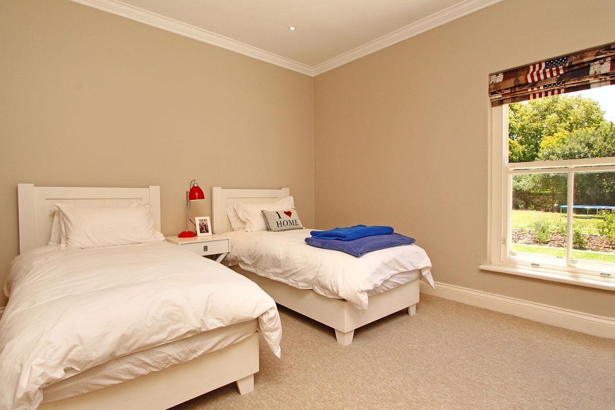 Photo 12 of Constantia Valley Walk accommodation in Constantia, Cape Town with 5 bedrooms and 3 bathrooms