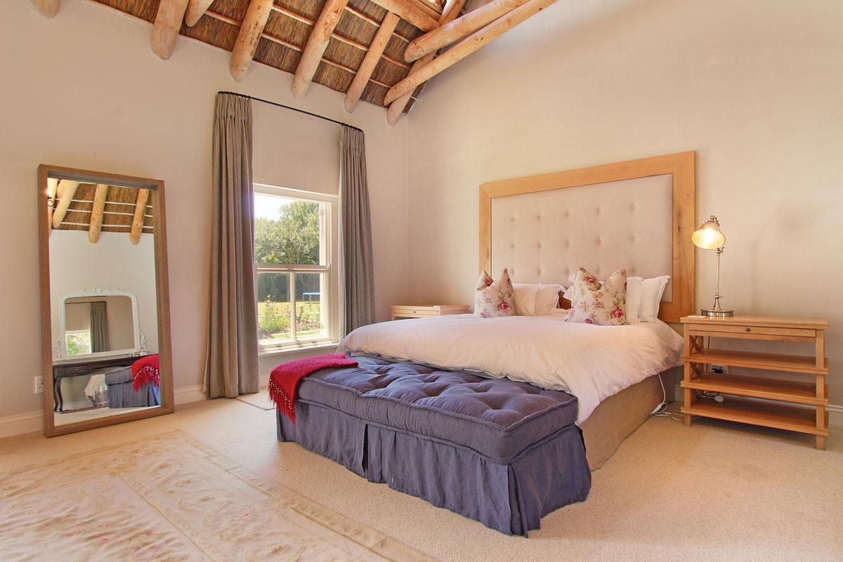 Photo 14 of Constantia Valley Walk accommodation in Constantia, Cape Town with 5 bedrooms and 3 bathrooms