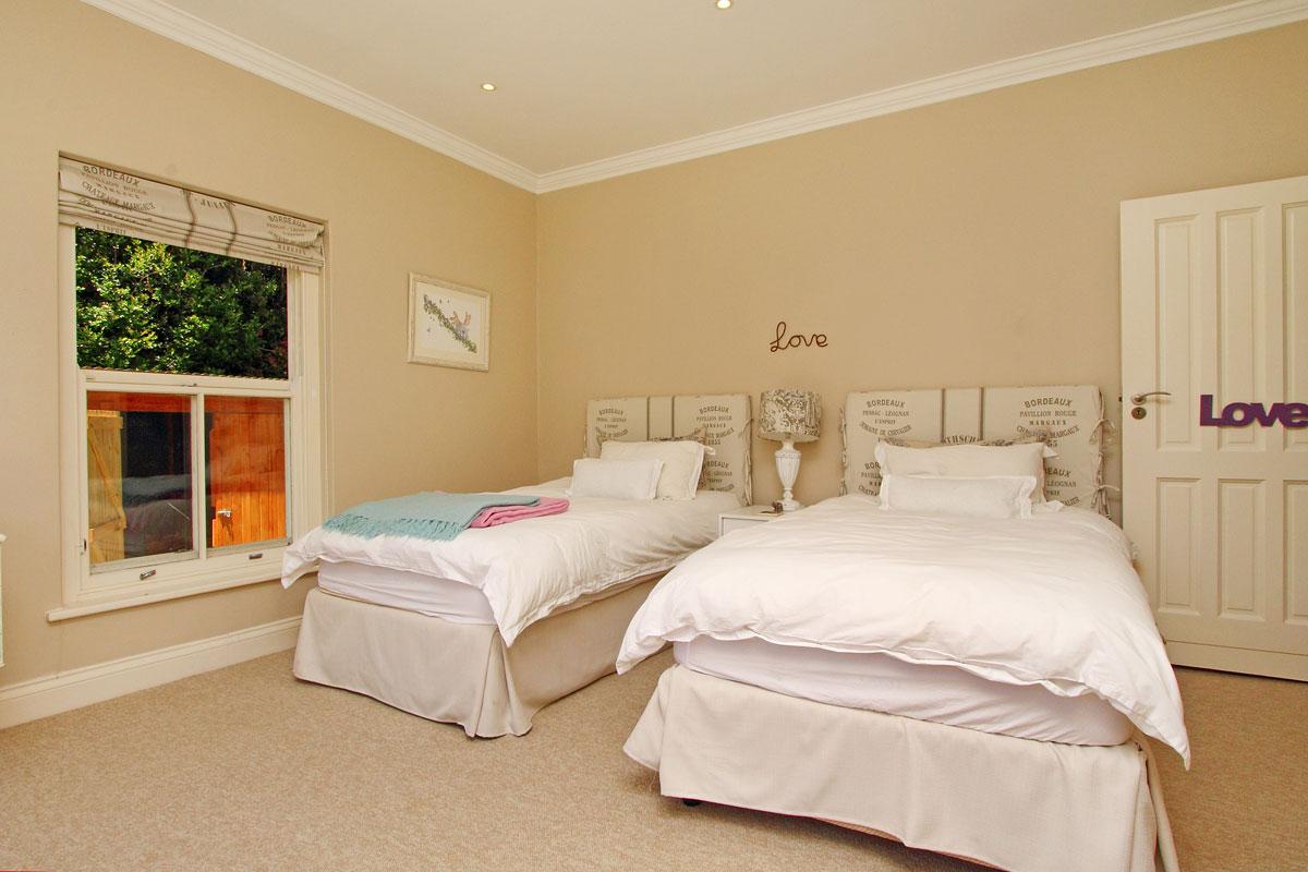 Photo 16 of Constantia Valley Walk accommodation in Constantia, Cape Town with 5 bedrooms and 3 bathrooms