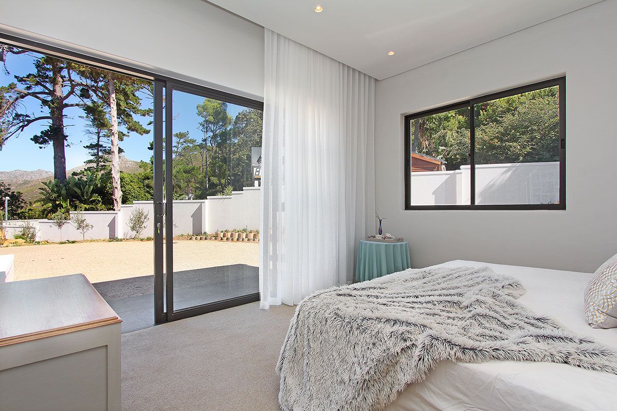 Photo 8 of Constantia Zwaanswyk Villa accommodation in Constantia, Cape Town with 5 bedrooms and 5 bathrooms