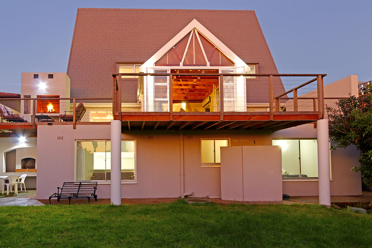 Photo 11 of Die Luchkasteel accommodation in Bloubergstrand, Cape Town with 4 bedrooms and 4 bathrooms