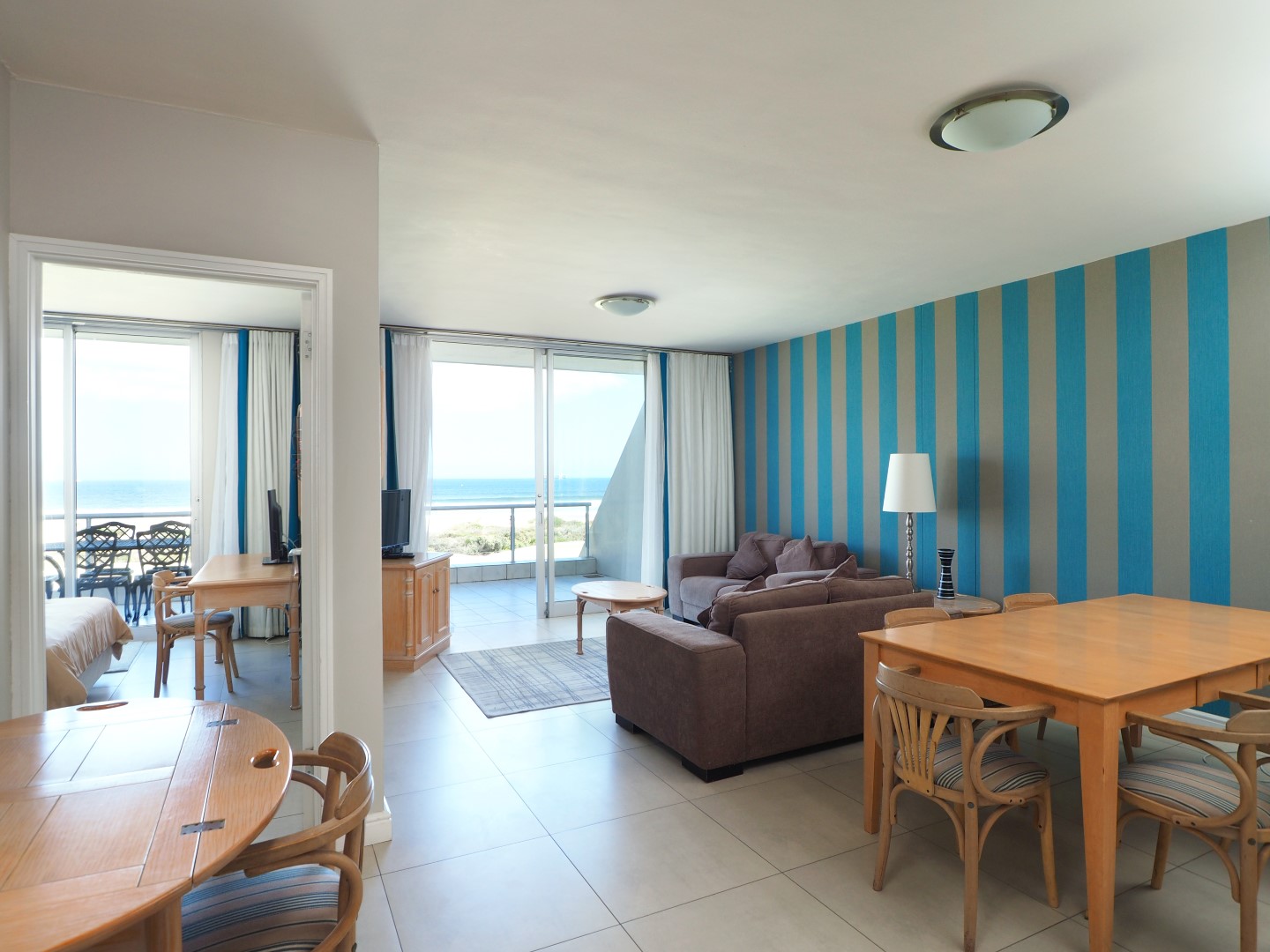 Photo 8 of Dolphin Beach Beauty accommodation in Bloubergstrand, Cape Town with 3 bedrooms and 2 bathrooms