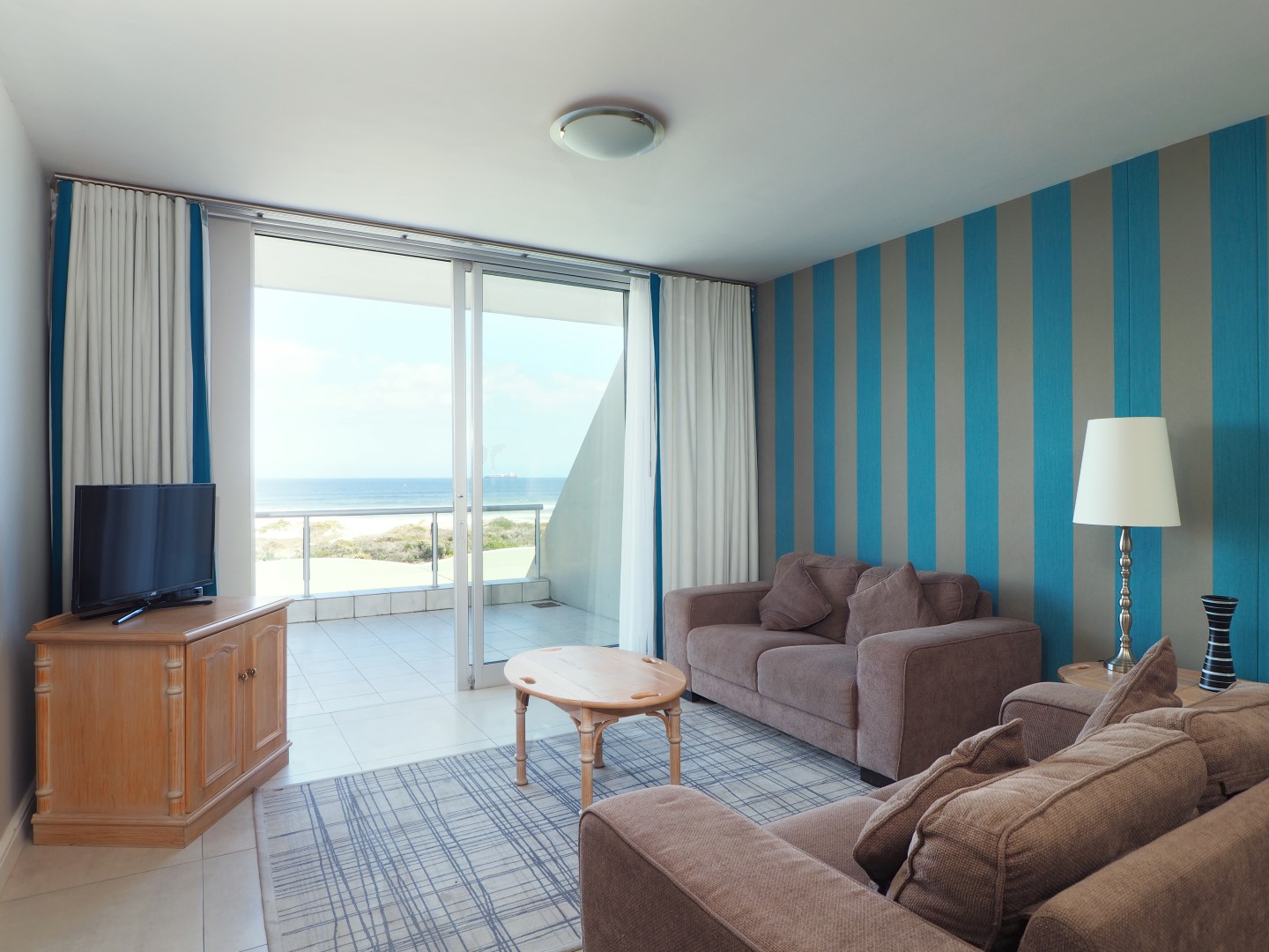 Photo 9 of Dolphin Beach Beauty accommodation in Bloubergstrand, Cape Town with 3 bedrooms and 2 bathrooms