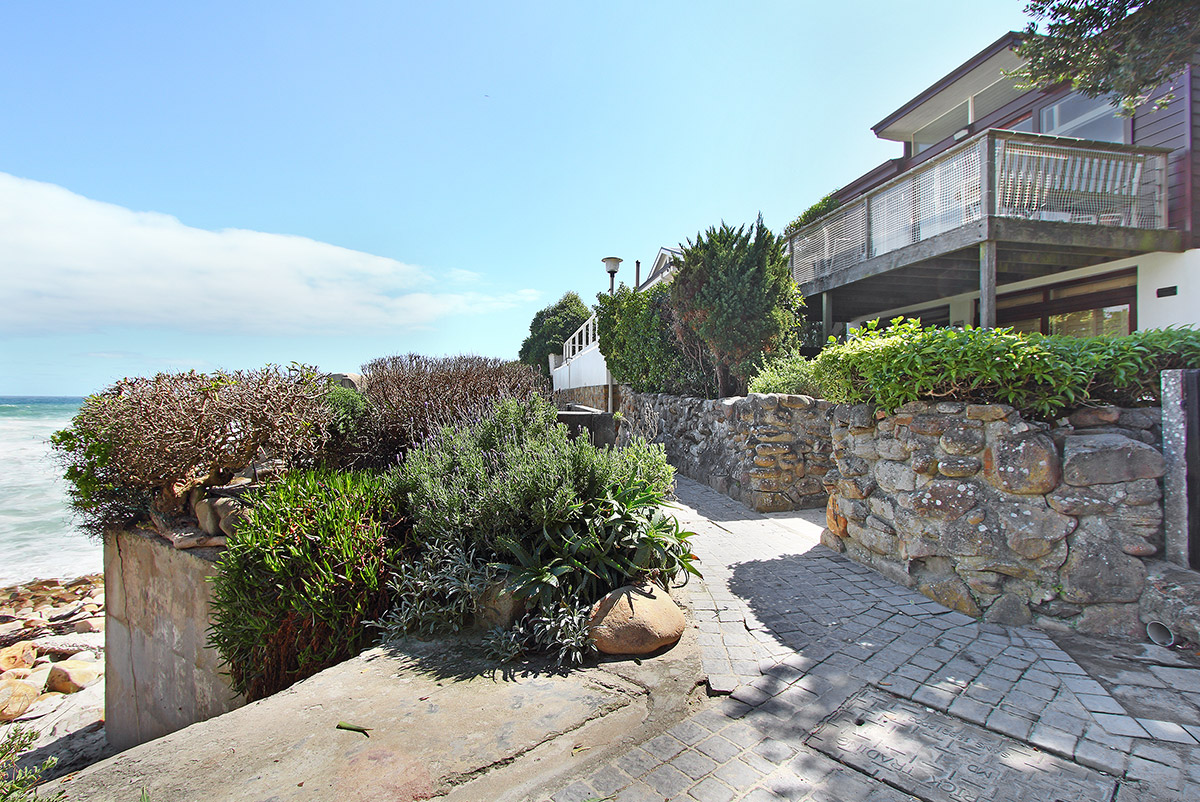 Photo 18 of Glen Beach Vista House Lower Unit accommodation in Camps Bay, Cape Town with 3 bedrooms and 2 bathrooms