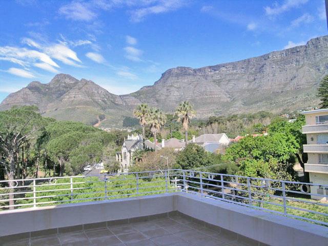 Photo 1 of Hof Penthouse accommodation in Gardens, Cape Town with 1 bedrooms and 1 bathrooms