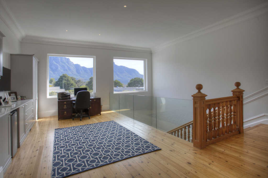 Photo 11 of Hoogeind Manor accommodation in Upper Claremont, Cape Town with 5 bedrooms and 4 bathrooms