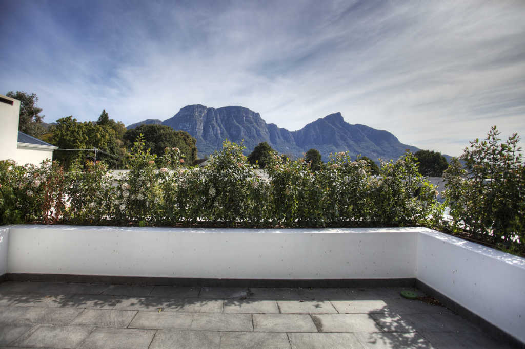 Photo 16 of Hoogeind Manor accommodation in Upper Claremont, Cape Town with 5 bedrooms and 4 bathrooms