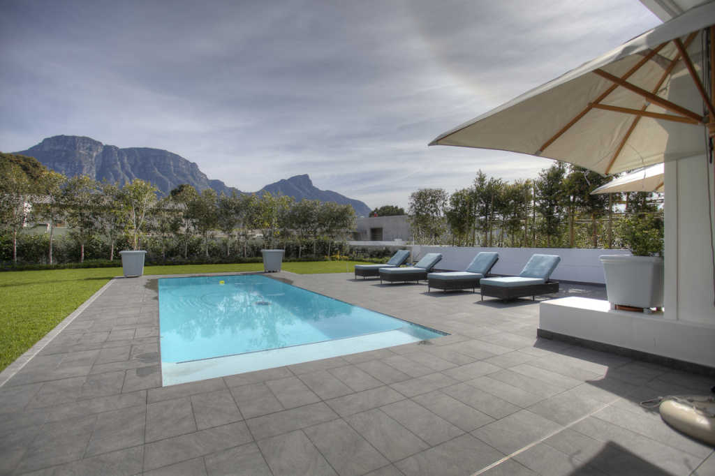 Photo 5 of Hoogeind Manor accommodation in Upper Claremont, Cape Town with 5 bedrooms and 4 bathrooms