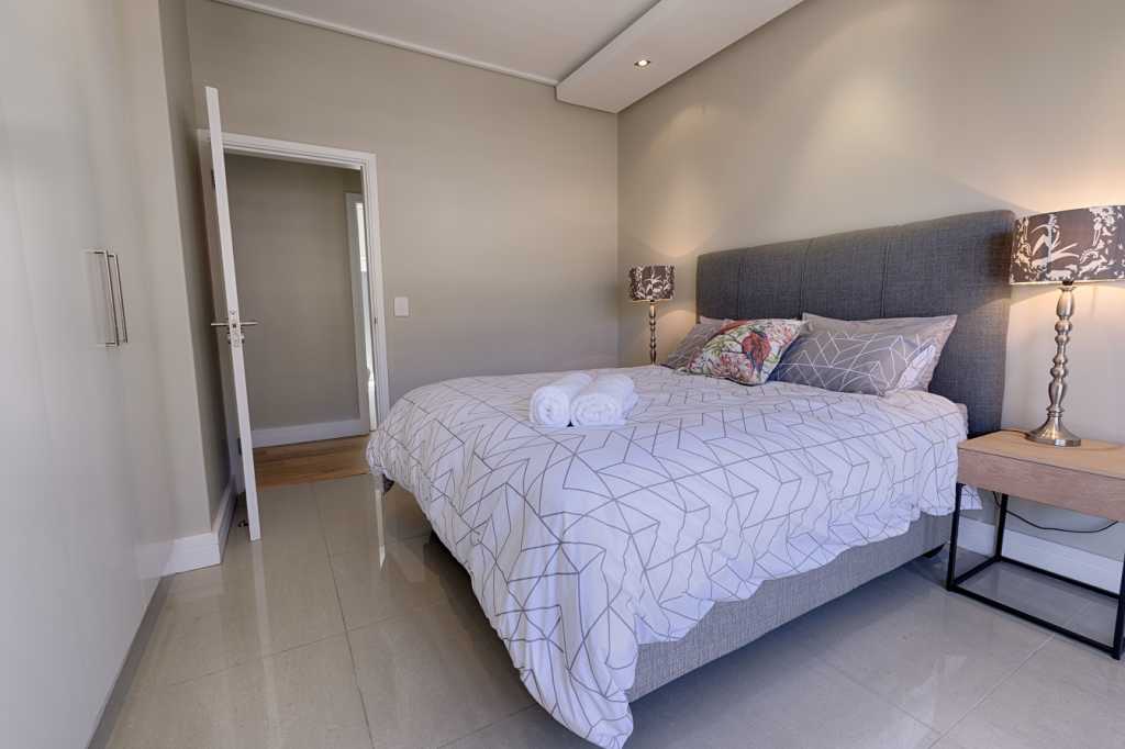 Photo 13 of Horizon Views Penthouse accommodation in Vredehoek, Cape Town with 3 bedrooms and 2 bathrooms