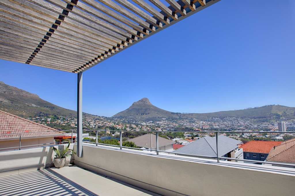 Photo 3 of Horizon Views Penthouse accommodation in Vredehoek, Cape Town with 3 bedrooms and 2 bathrooms
