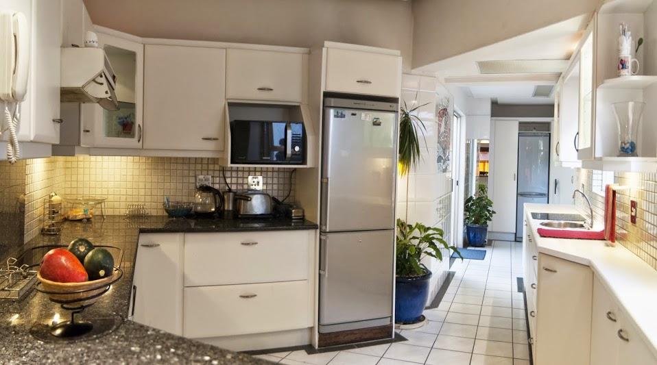 Photo 8 of Houghton House accommodation in Bakoven, Cape Town with 3 bedrooms and 2 bathrooms