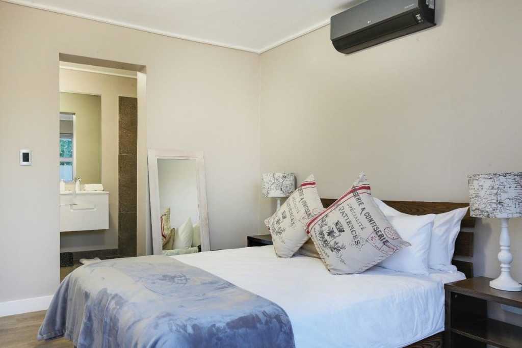 Photo 10 of Houghton Views accommodation in Camps Bay, Cape Town with 4 bedrooms and 4 bathrooms