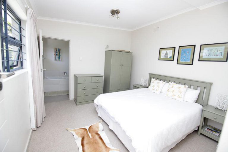 Photo 7 of House Nirvana accommodation in Constantia, Cape Town with 6 bedrooms and 4 bathrooms