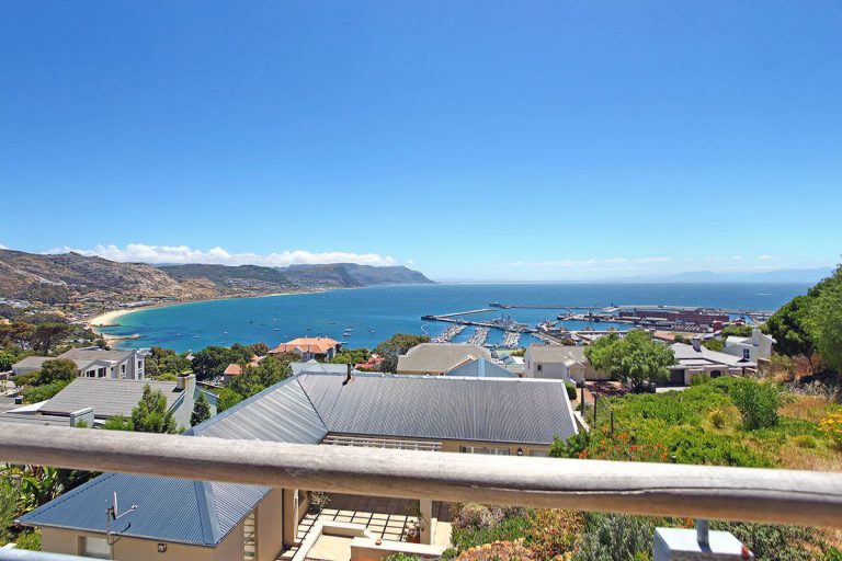 Photo 2 of House Pax accommodation in Simons Town, Cape Town with 4 bedrooms and 4 bathrooms