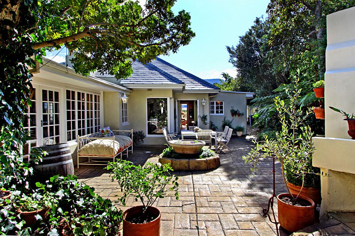 Photo 17 of Hout Bay Darling Villa accommodation in Hout Bay, Cape Town with 4 bedrooms and 3 bathrooms