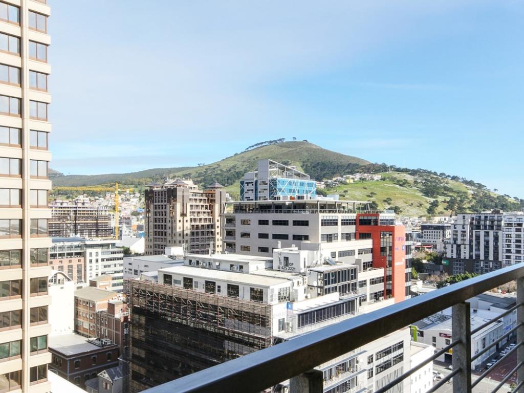 Photo 3 of Icon 1700 accommodation in City Centre, Cape Town with 1 bedrooms and 1 bathrooms