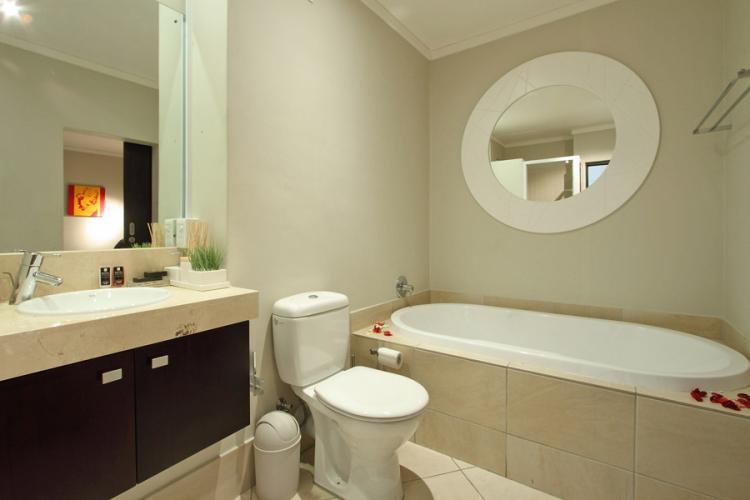 Photo 9 of Icon Apartment 808 accommodation in City Centre, Cape Town with 1 bedrooms and 1 bathrooms