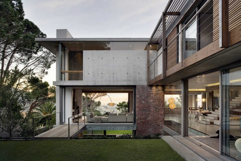 Photo 2 of Kloofzicht Villa accommodation in Higgovale, Cape Town with 5 bedrooms and 9 bathrooms