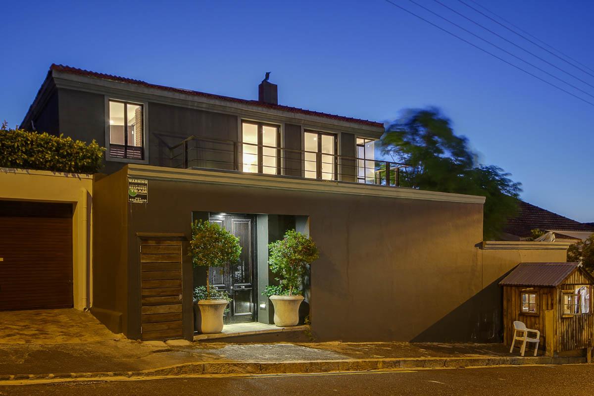 Photo 13 of La Paradis accommodation in Fresnaye, Cape Town with 3 bedrooms and 3 bathrooms