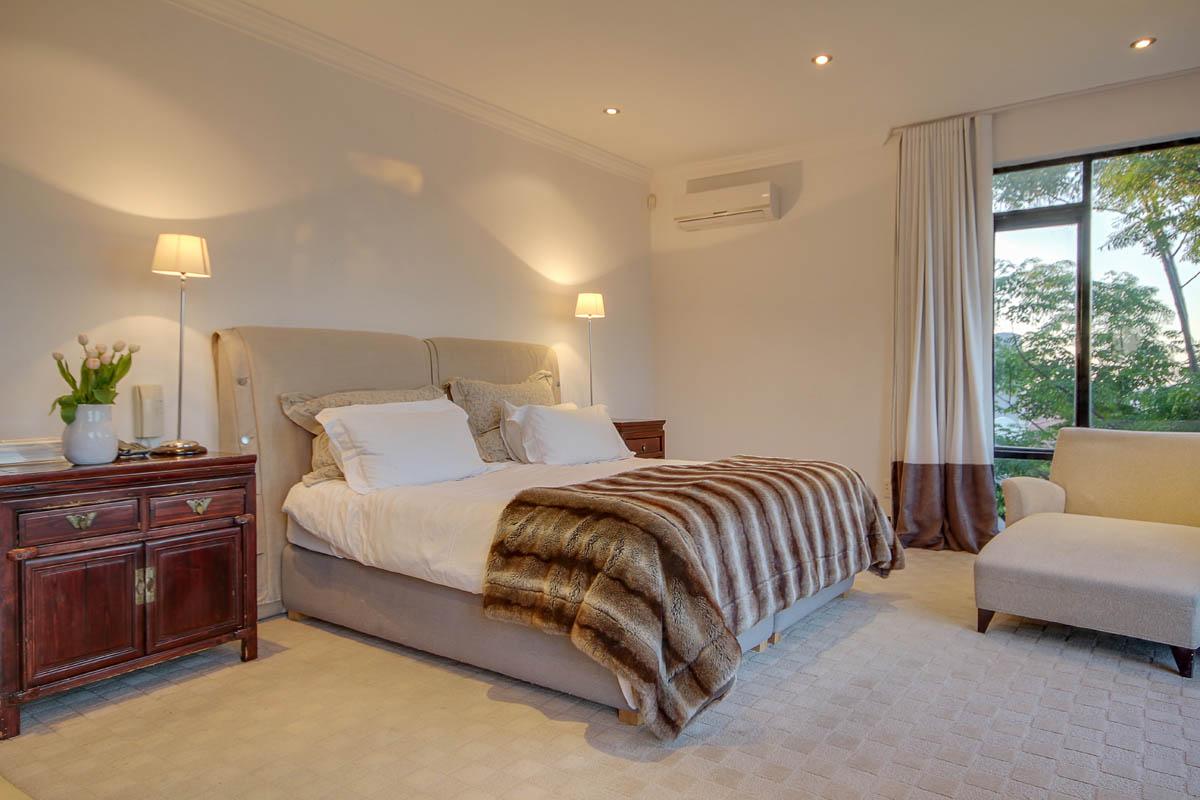 Photo 5 of La Paradis accommodation in Fresnaye, Cape Town with 3 bedrooms and 3 bathrooms