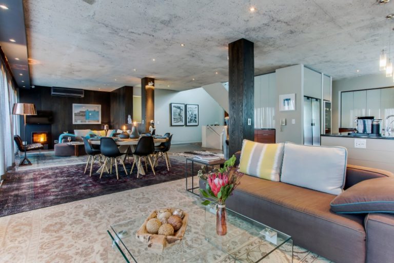 Photo 2 of Leeukloof Villa accommodation in Tamboerskloof, Cape Town with 3 bedrooms and 3 bathrooms