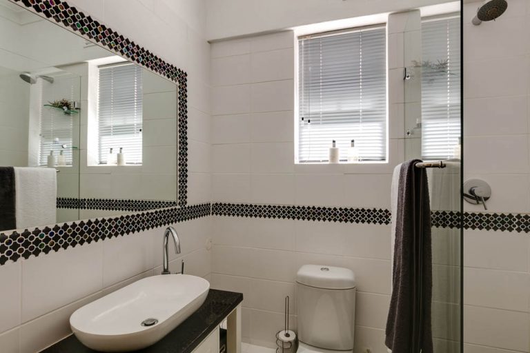 Photo 2 of L’Orange Apartment accommodation in Gardens, Cape Town with 1 bedrooms and 1 bathrooms