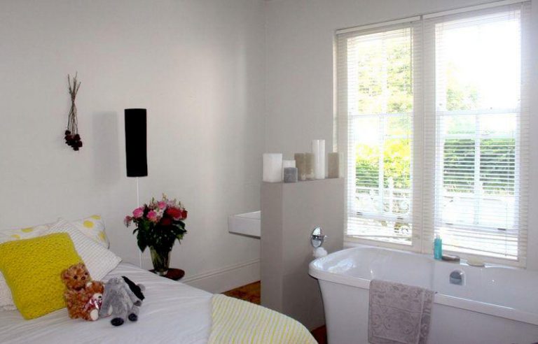 Photo 2 of Mandy Place accommodation in Tamboerskloof, Cape Town with 2 bedrooms and 2 bathrooms