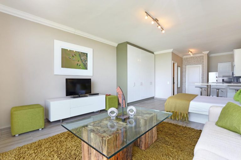 Photo 8 of New Cumberland 508 accommodation in Mouille Point, Cape Town with 1 bedrooms and 1 bathrooms