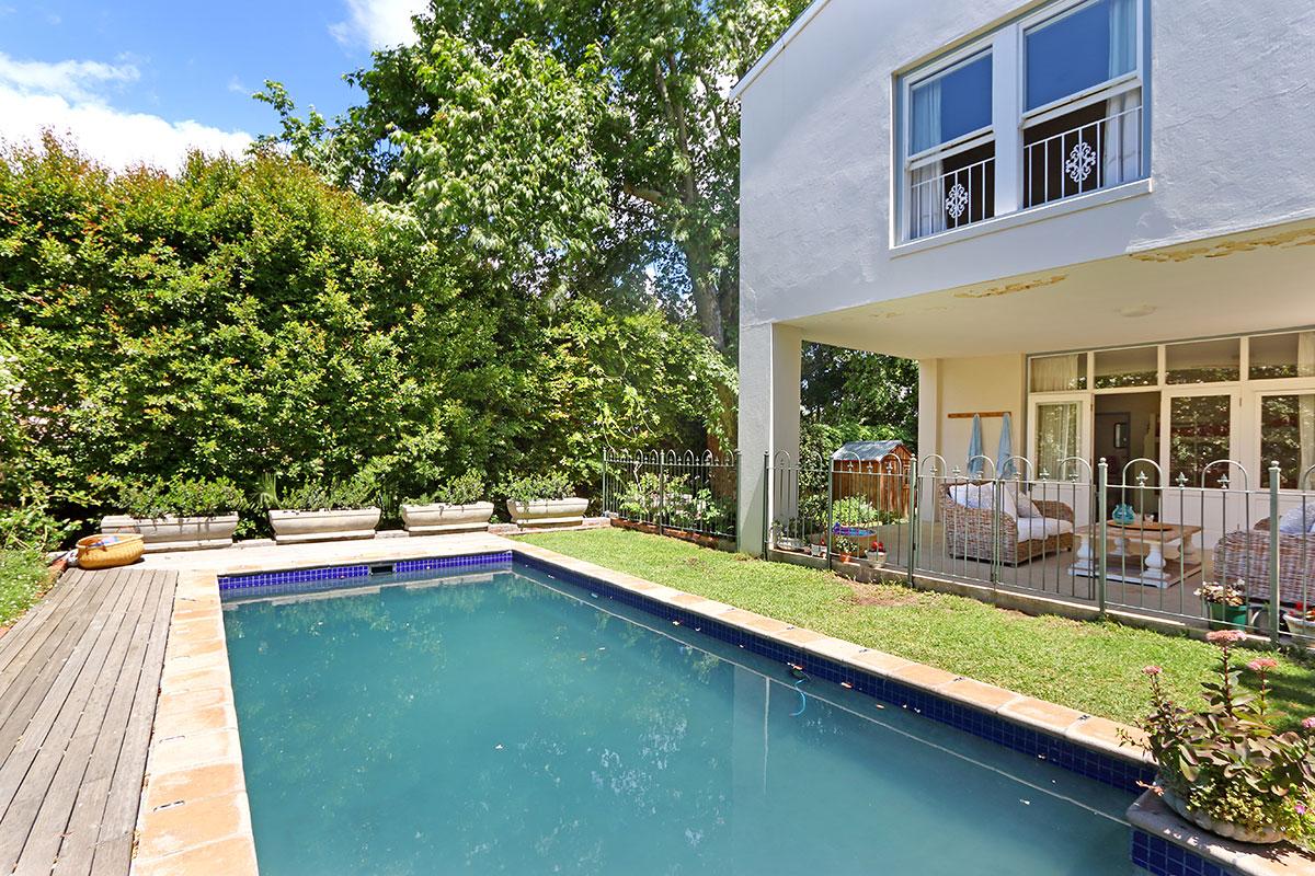 Photo 10 of Newlands Villa accommodation in Newlands, Cape Town with 5 bedrooms and 3 bathrooms